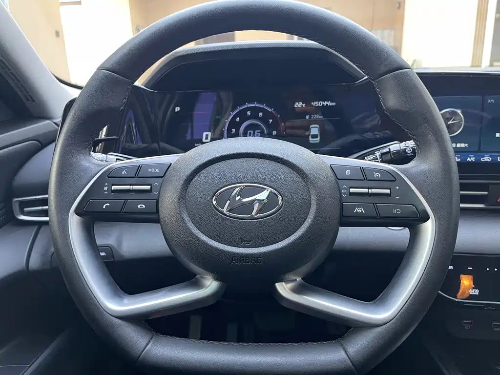 Hyundai Elantra 2023 — фото 11
