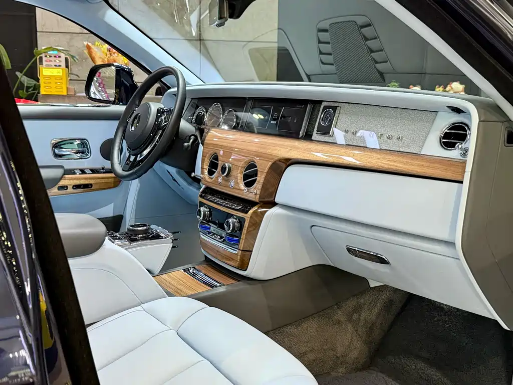 Rolls-Royce Phantom 2020 — фото 19