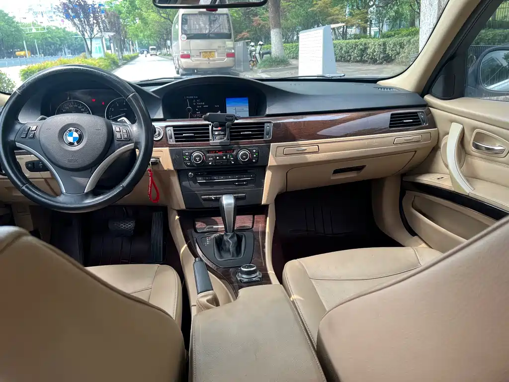 BMW 3 Series 2011 — фото 13