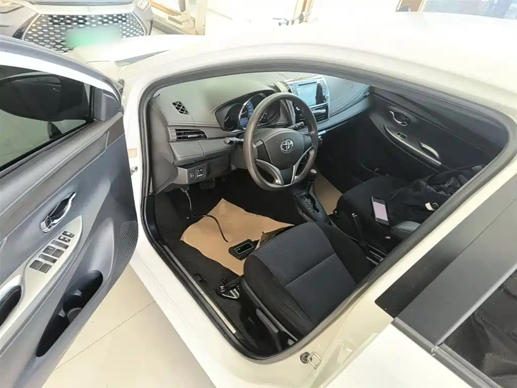 Toyota Yaris L 2015 — фото 16