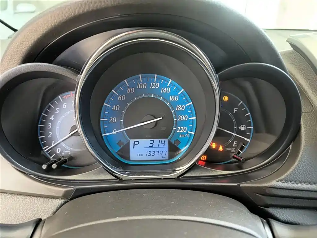 Toyota Yaris L 2015 — фото 12