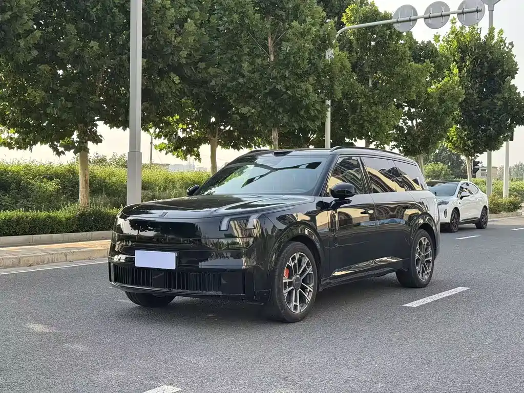 Lynk & Co 900 2025