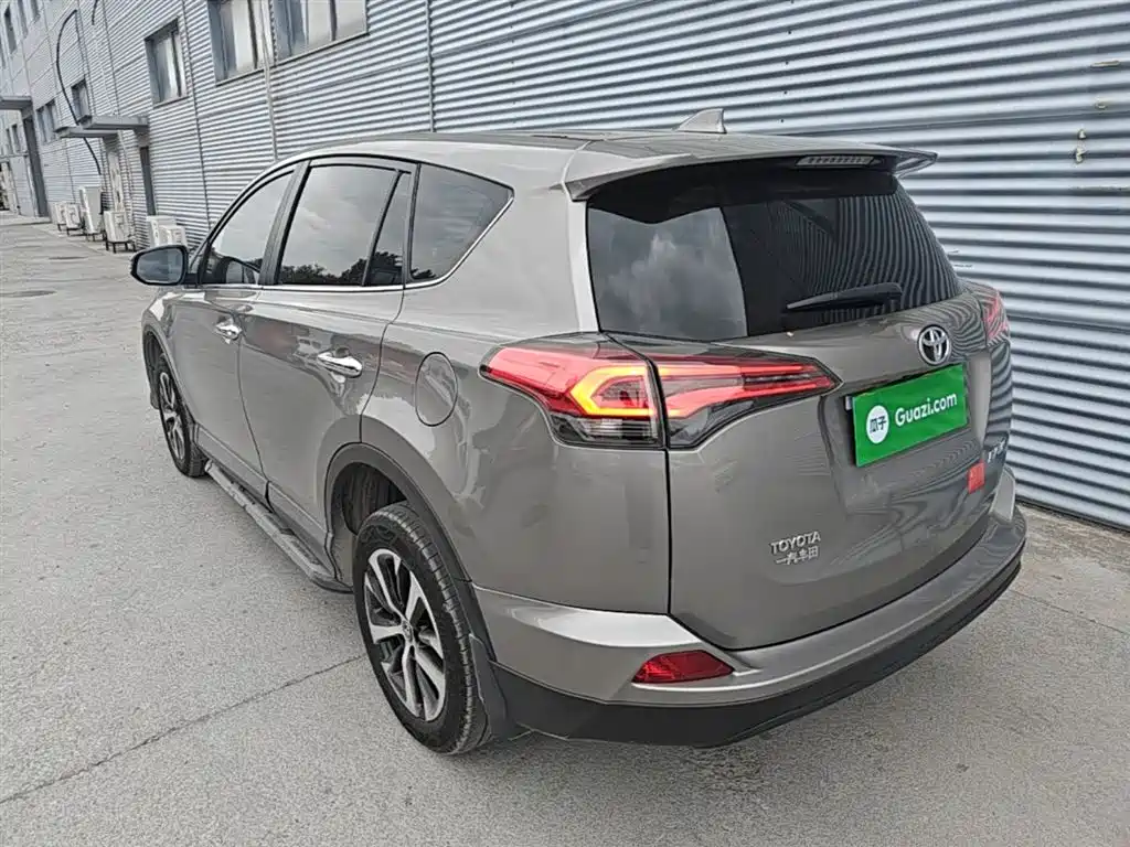 Toyota RAV4 2019 — фото 5