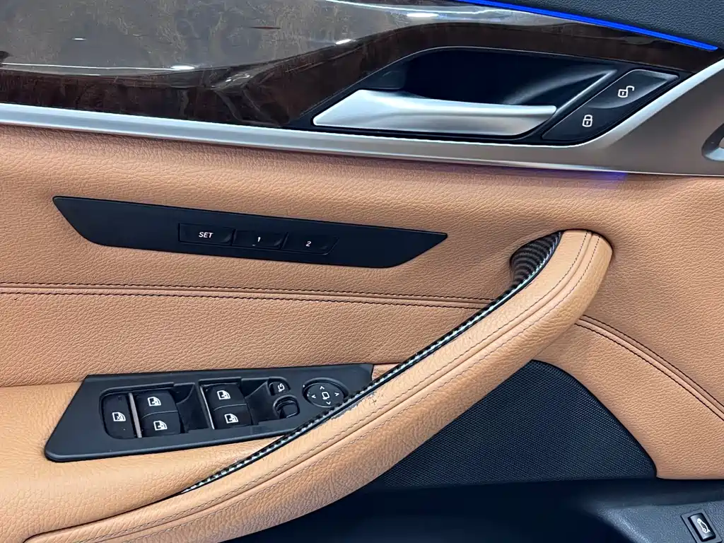 BMW 5 Series 2017 — фото 19