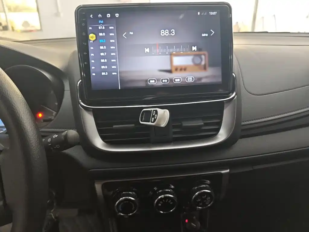 Toyota Yaris L 2020 — фото 13
