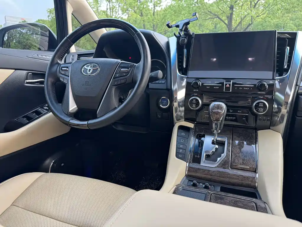 Toyota Vellfire 2022 — фото 10