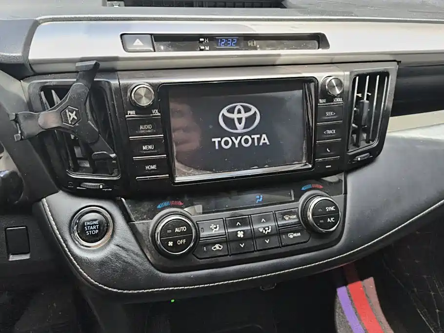 Toyota RAV4 2018 — фото 13