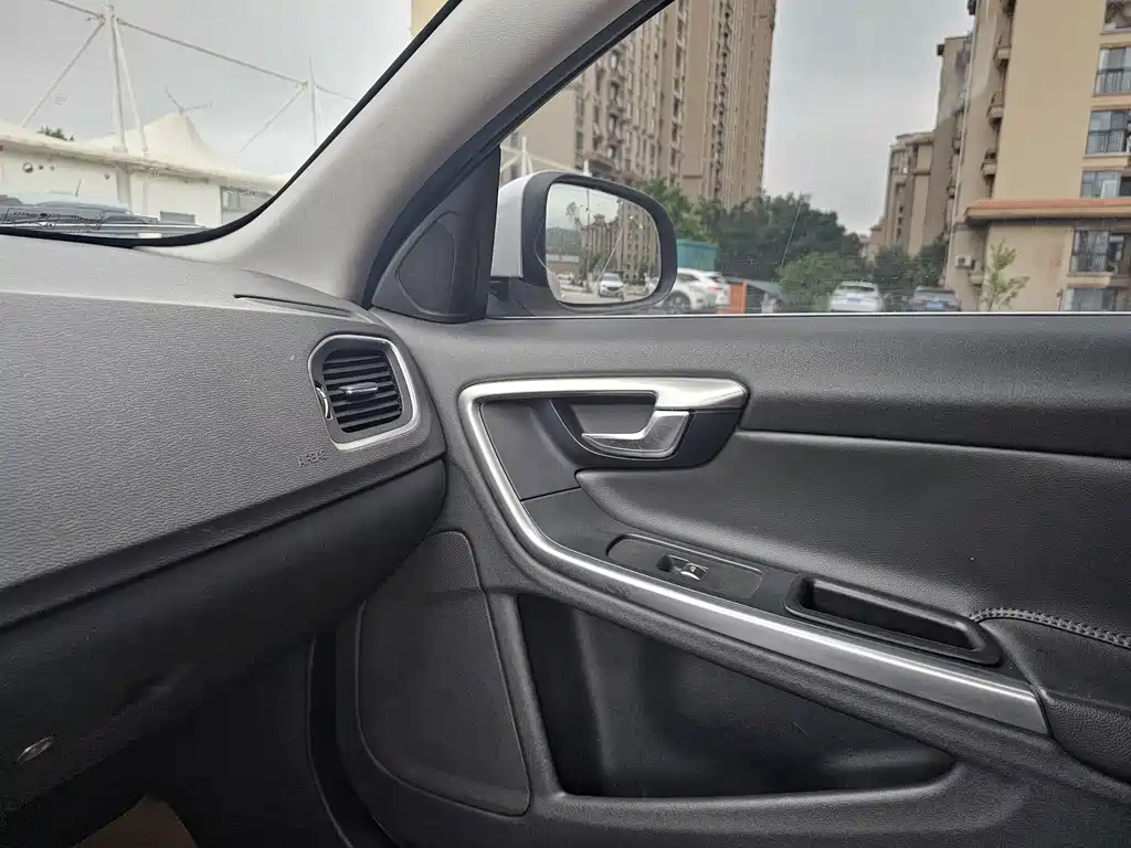 Volvo S60 2018 — фото 15