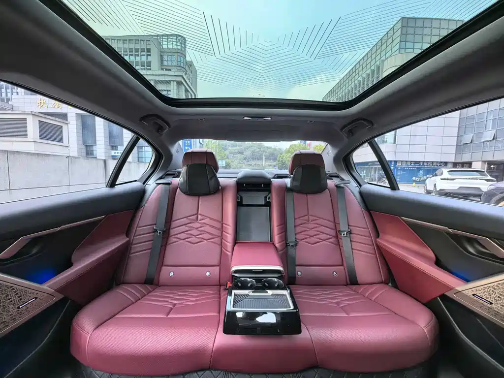 BMW 5 Series 2025 — фото 13