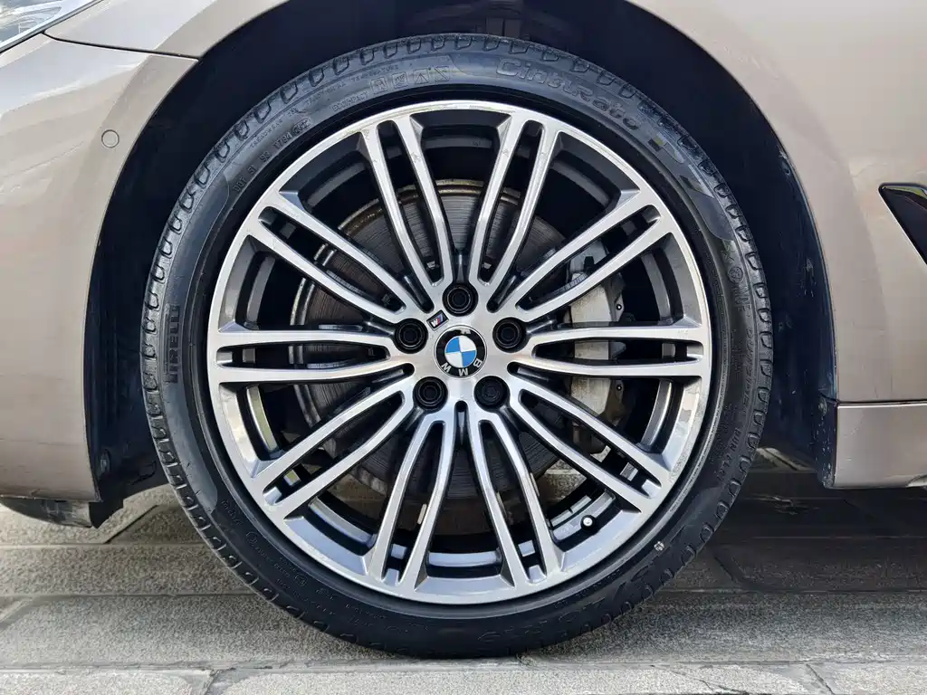 BMW 5 Series 2018 — фото 8