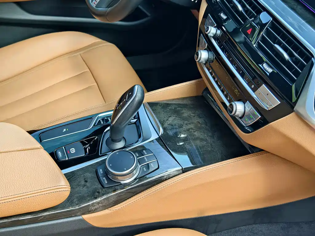 BMW 5 Series 2018 — фото 17