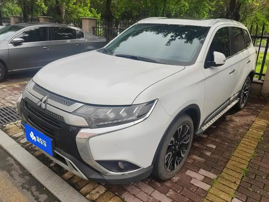 Mitsubishi Outlander 2020 — фото 1