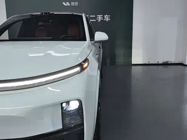 Li Auto L8 2025