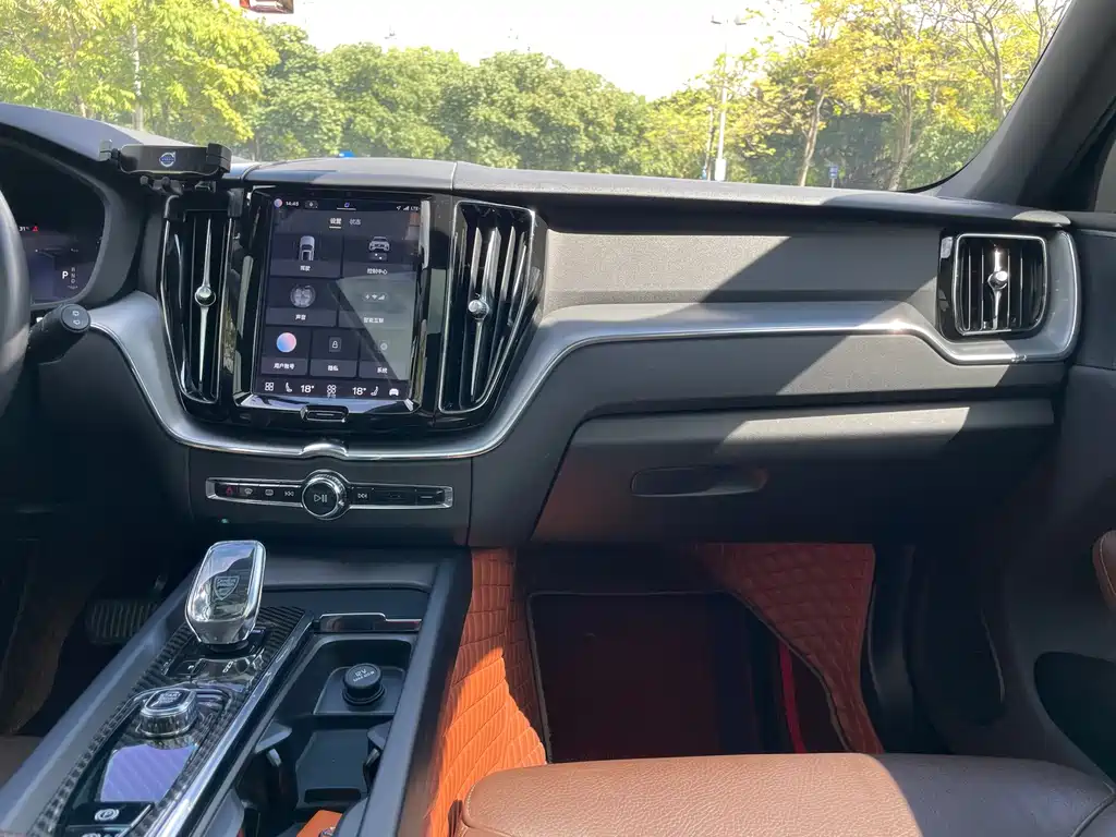 Volvo XC60 2022 — фото 17