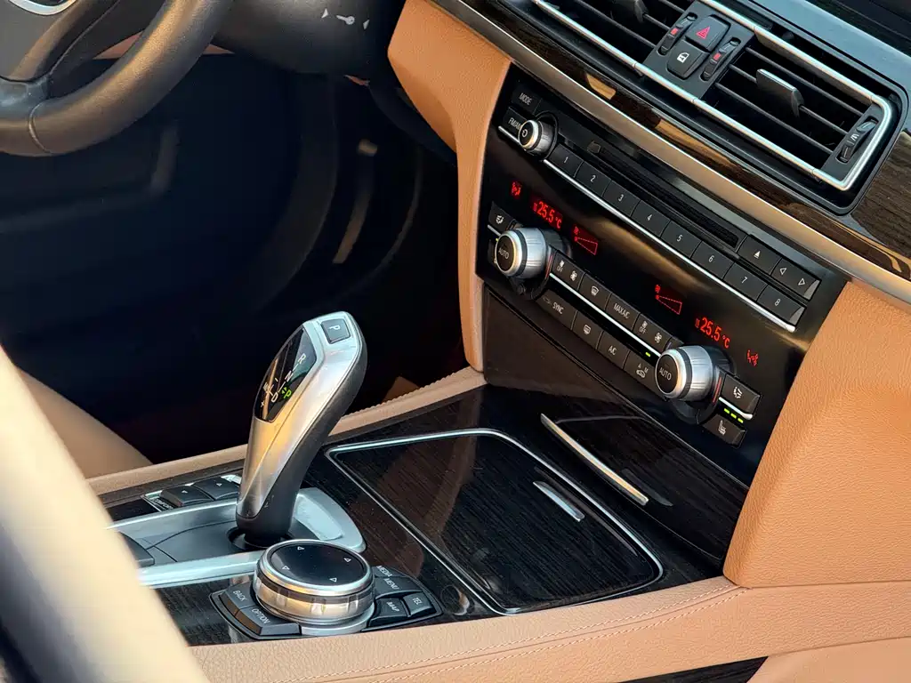 BMW 7 Series 2015 — фото 48