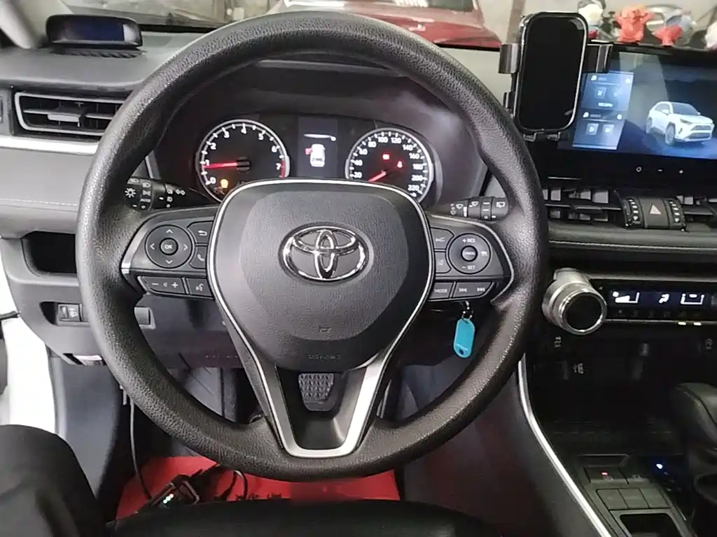 Toyota RAV4 2024 — фото 11
