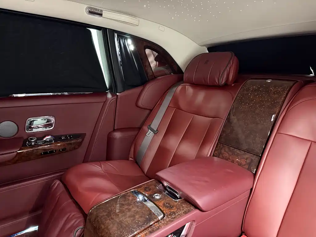 Rolls-Royce Phantom 2018 — фото 27