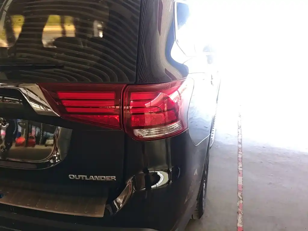 Mitsubishi Outlander 2018 — фото 24