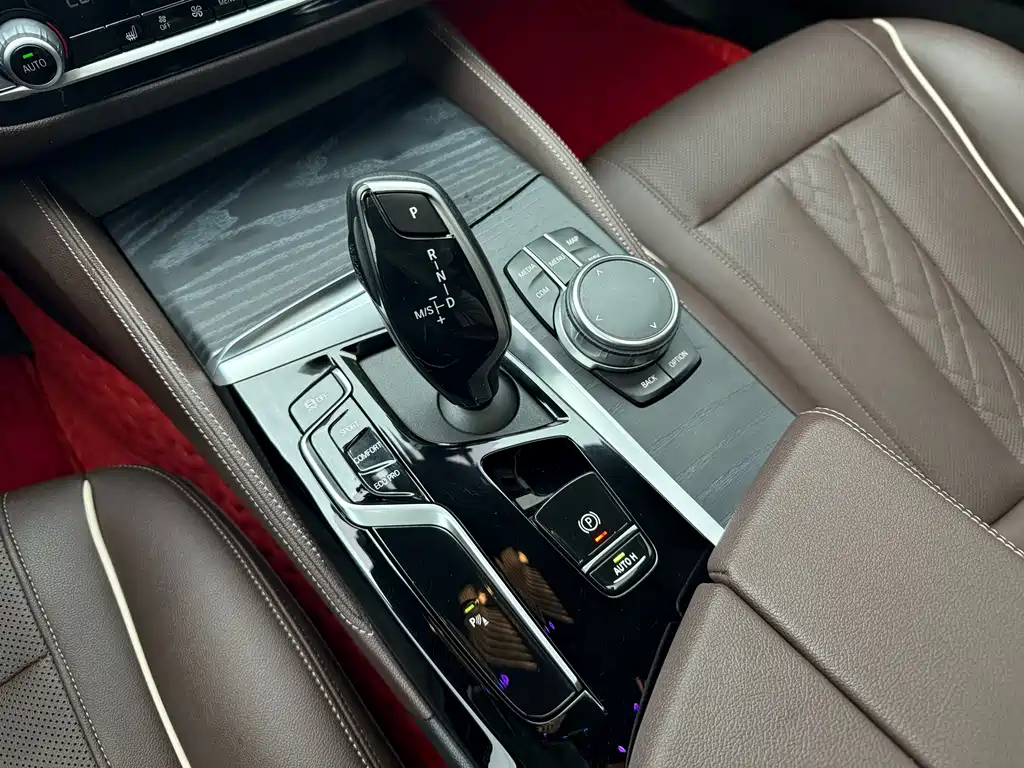BMW 5 Series 2021 — фото 16
