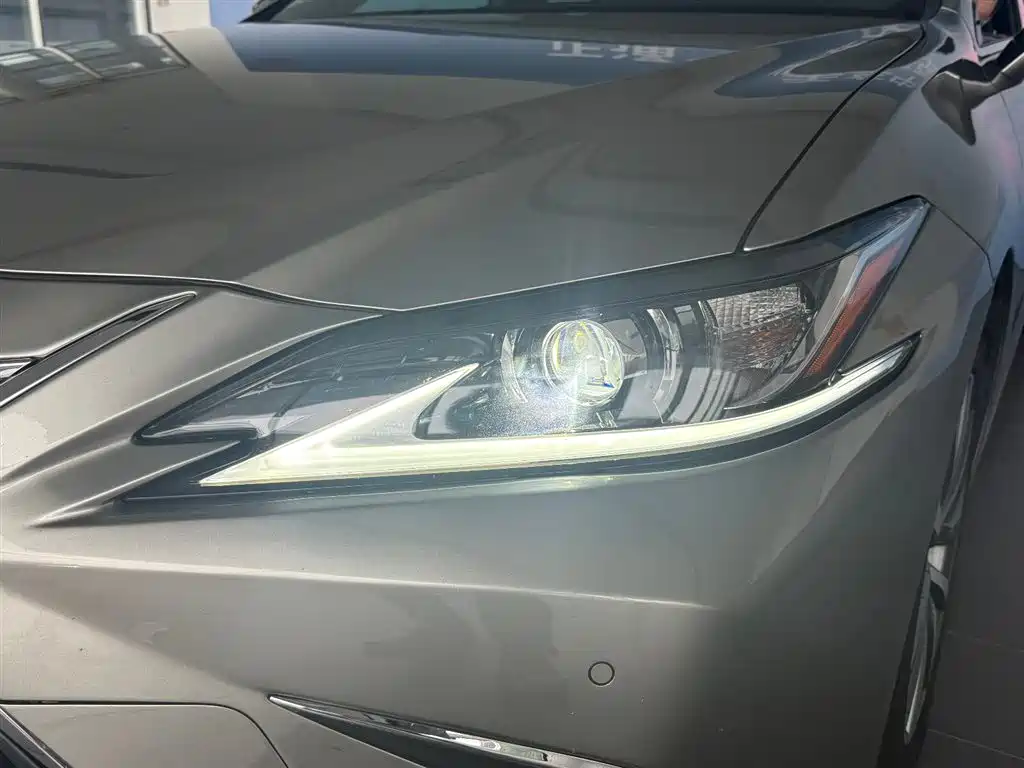 Lexus ES 2021 — фото 26