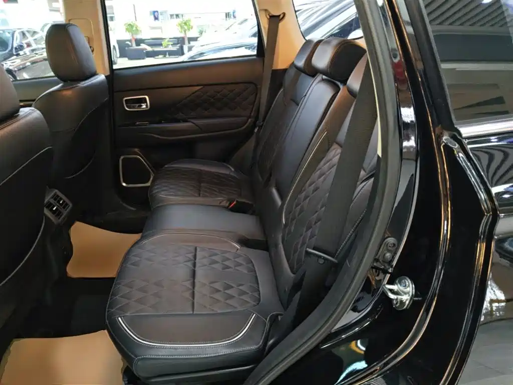 Mitsubishi Outlander 2021 — фото 17
