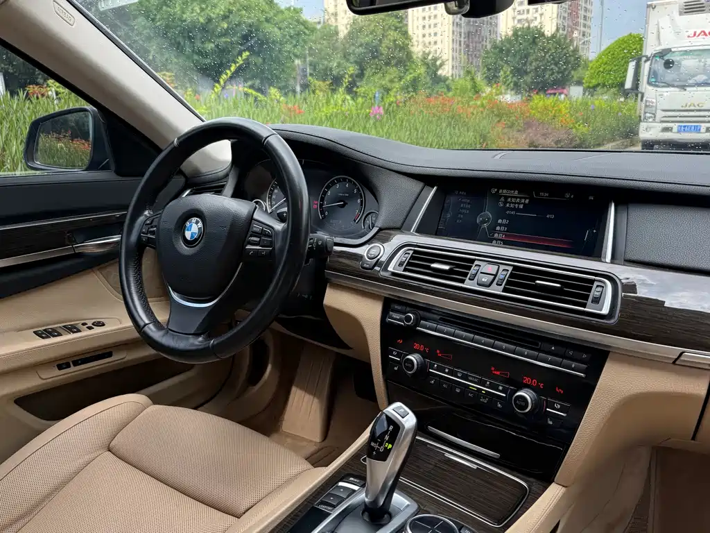 BMW 7 Series 2014 — фото 17