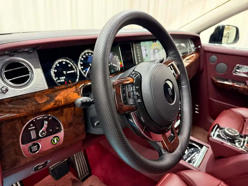 Rolls-Royce Phantom 2018 — фото 28