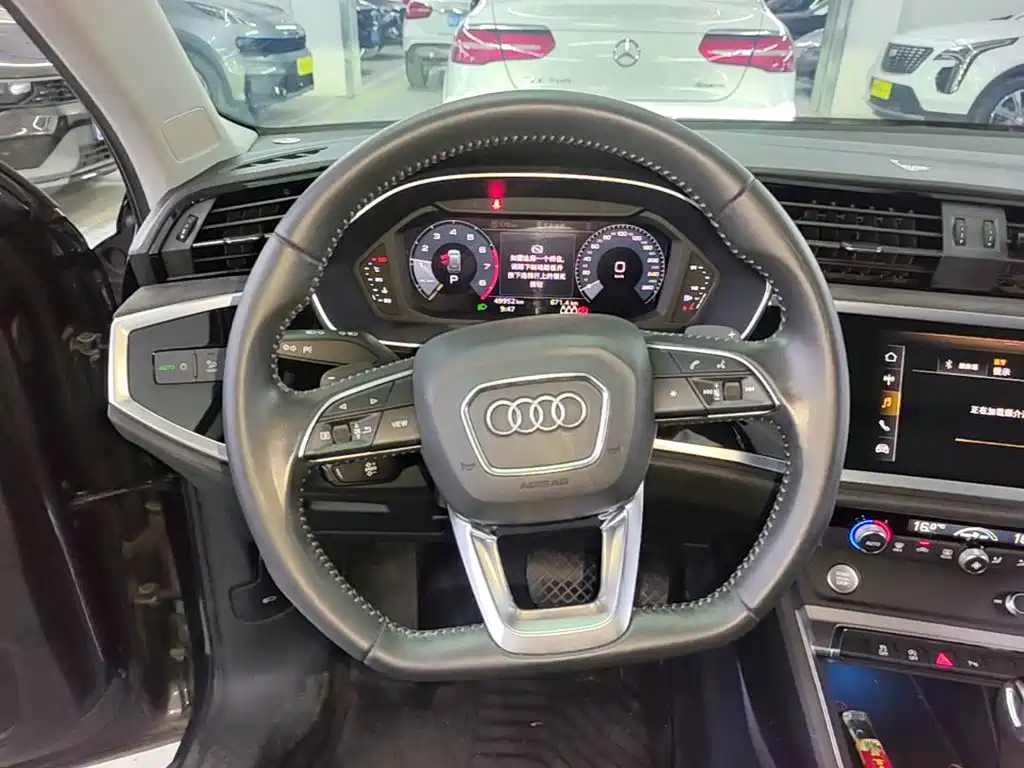 Audi Q3 2019 — фото 11