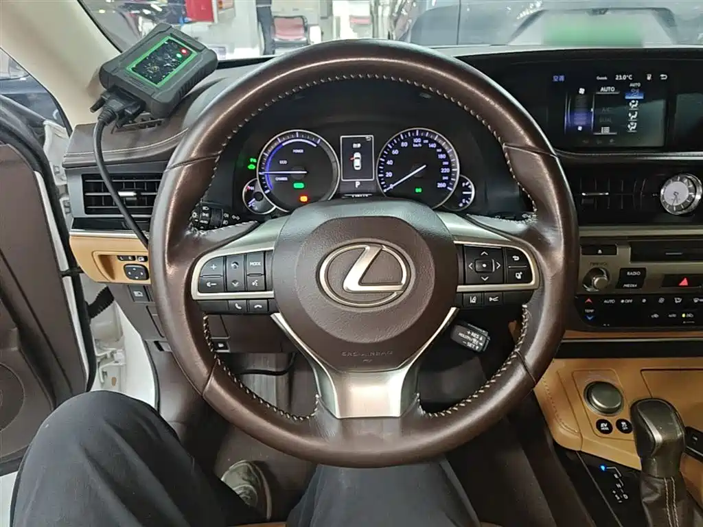 Lexus ES 2018 — фото 11