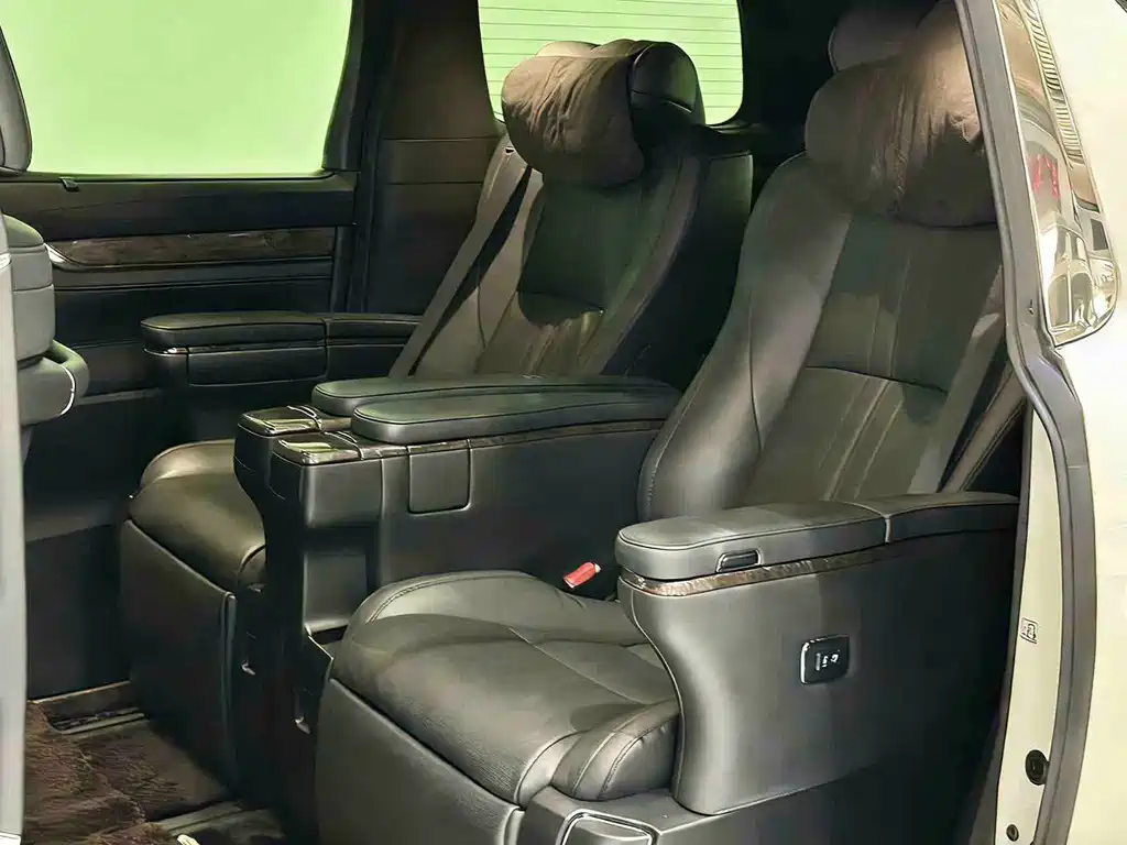 Toyota Alphard 2023 — фото 11