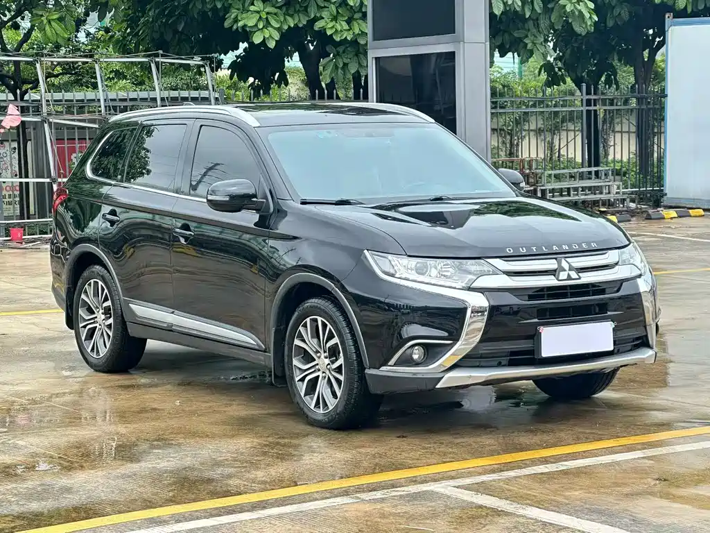 Mitsubishi Outlander 2018 — фото 3