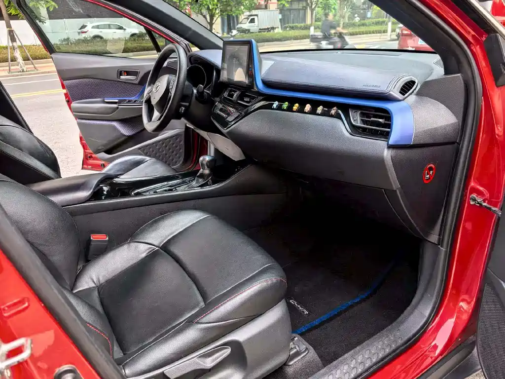 Toyota C-HR 2019 — фото 8