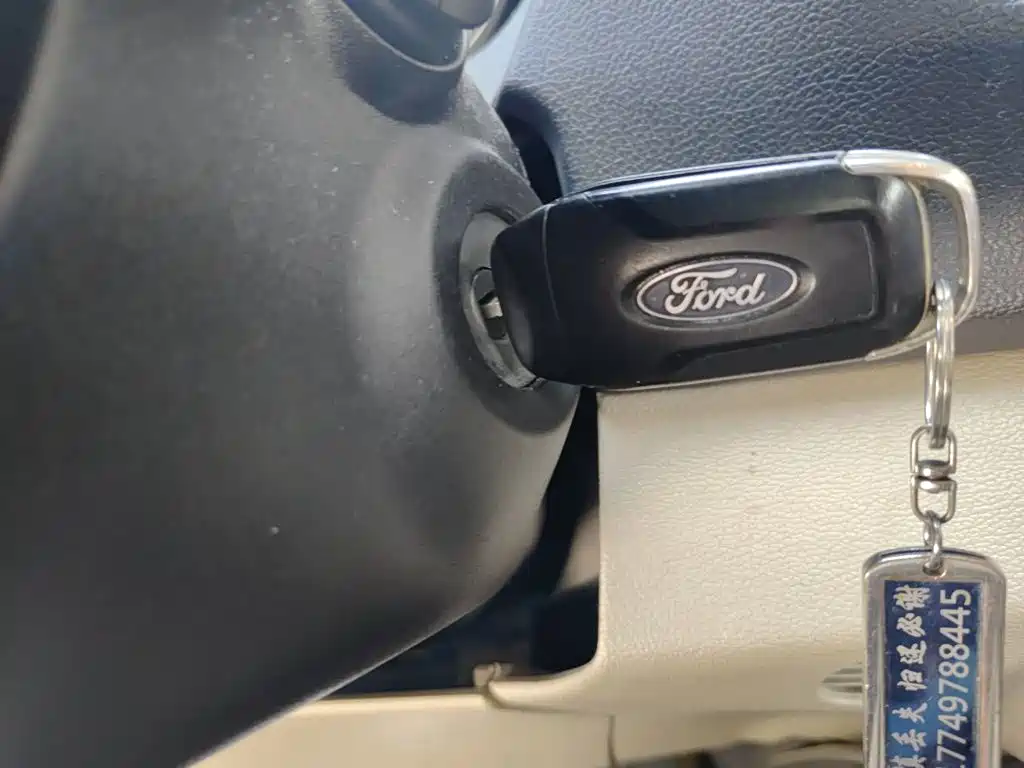 Ford Escort 2016 — фото 12