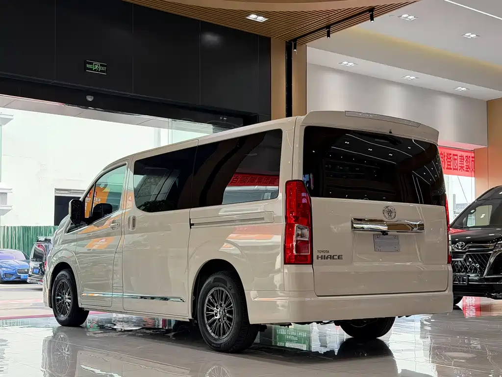Toyota Hiace 2025 — фото 11