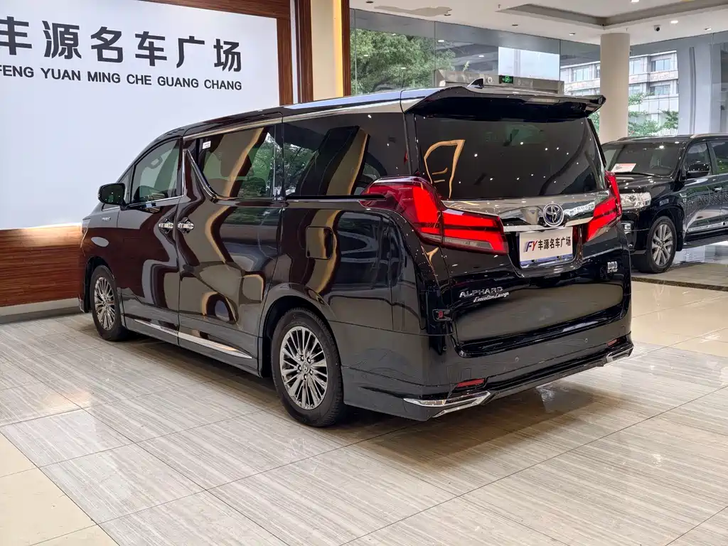 Toyota Alphard 2023 — фото 28