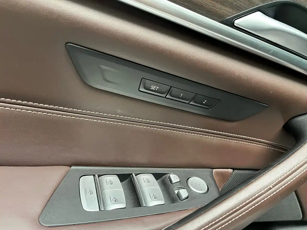 BMW 5 Series 2018 — фото 19