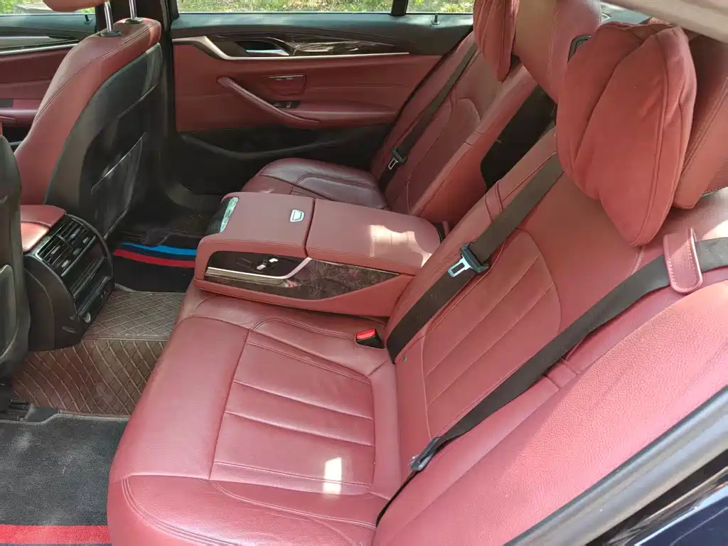 BMW 5 Series 2019 — фото 11