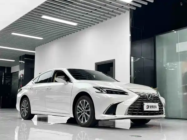 Lexus ES 2025