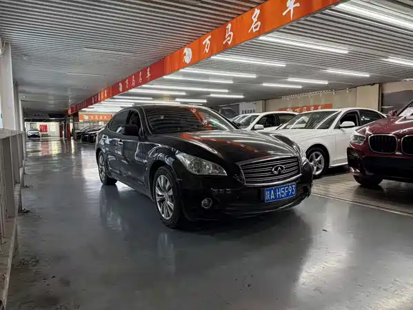 Infiniti Q70 2014