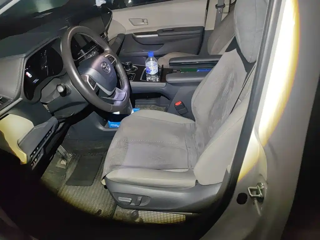 Toyota Sienna 2023 — фото 16