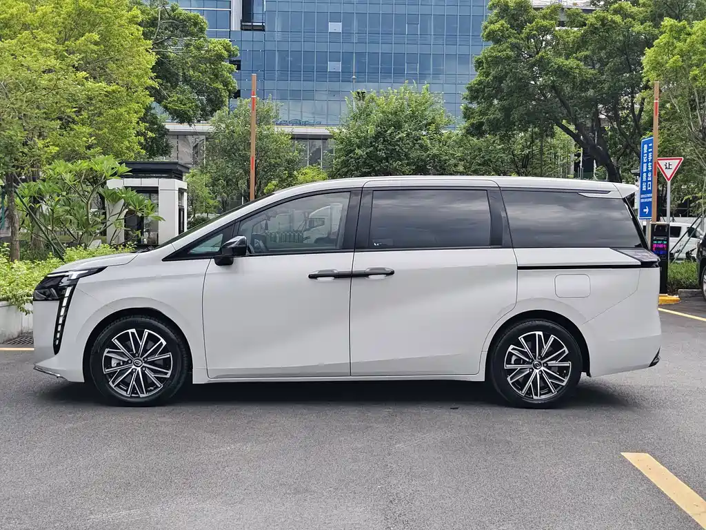 GAC Trumpchi E8 PHEV 2024 — фото 4
