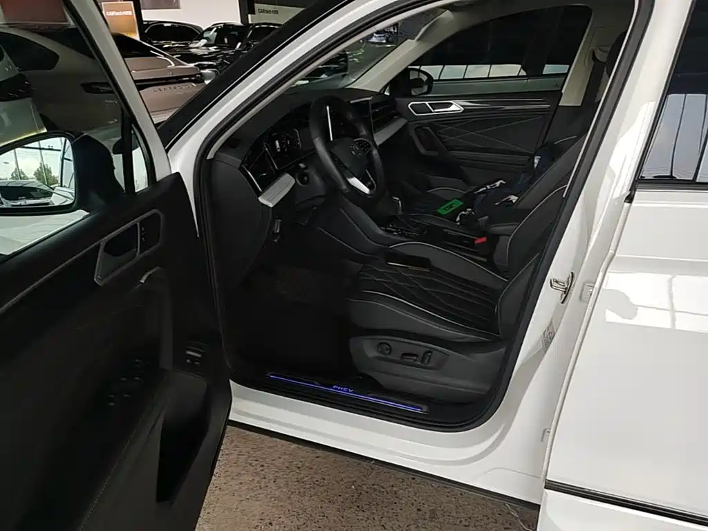 Volkswagen Tiguan L Plug-In Hybrid 2023 — фото 16