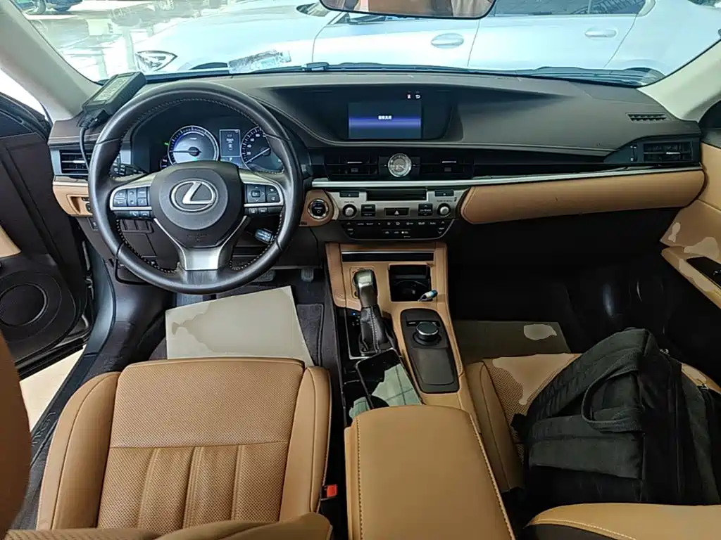 Lexus ES 2018 — фото 10