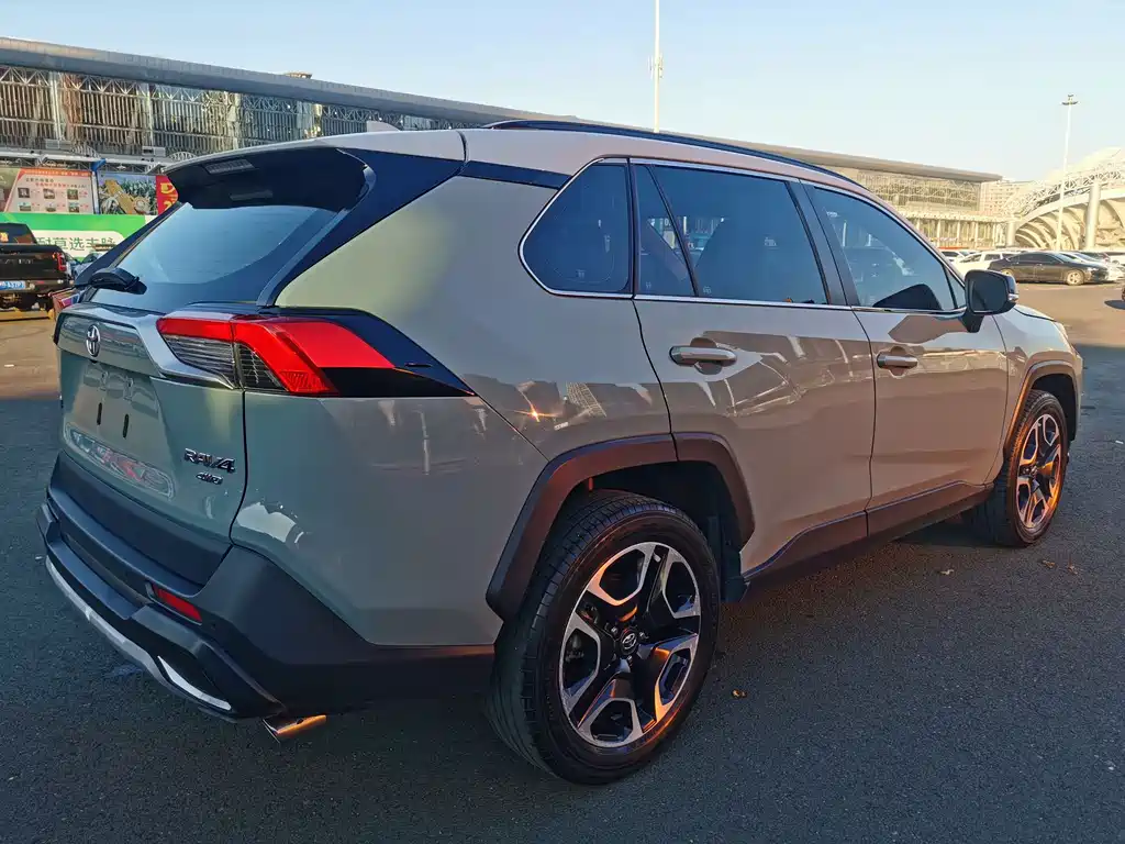 Toyota RAV4 2019 — фото 4