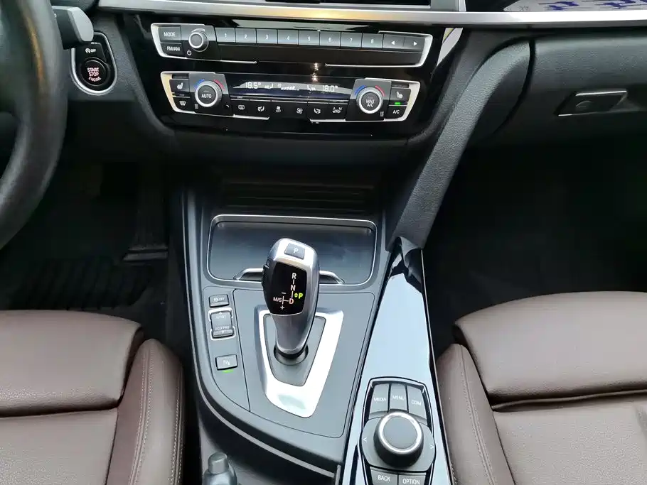 BMW 3 Series 2018 — фото 16