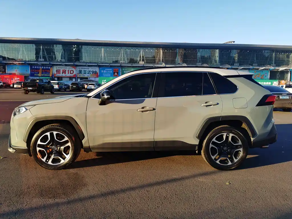 Toyota RAV4 2019 — фото 2