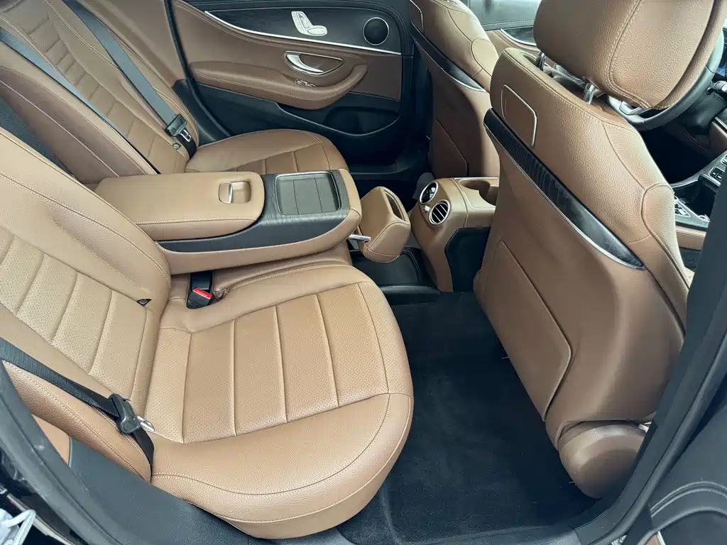 Mercedes-Benz E-Class 2018 — фото 19