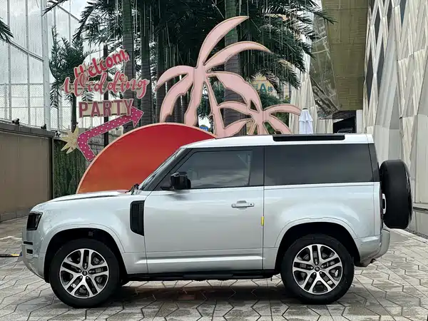 Land Rover Defender 2023