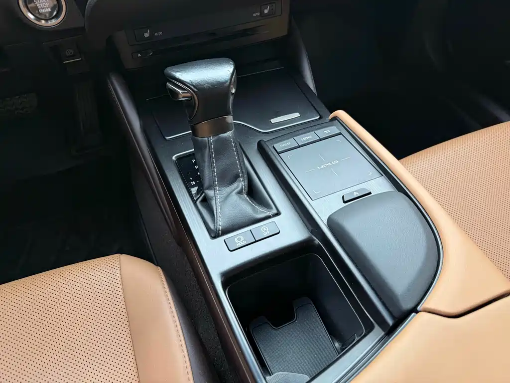 Lexus ES 2019 — фото 10
