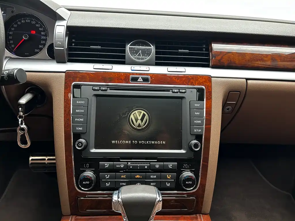 Volkswagen Phaeton 2016 — фото 13